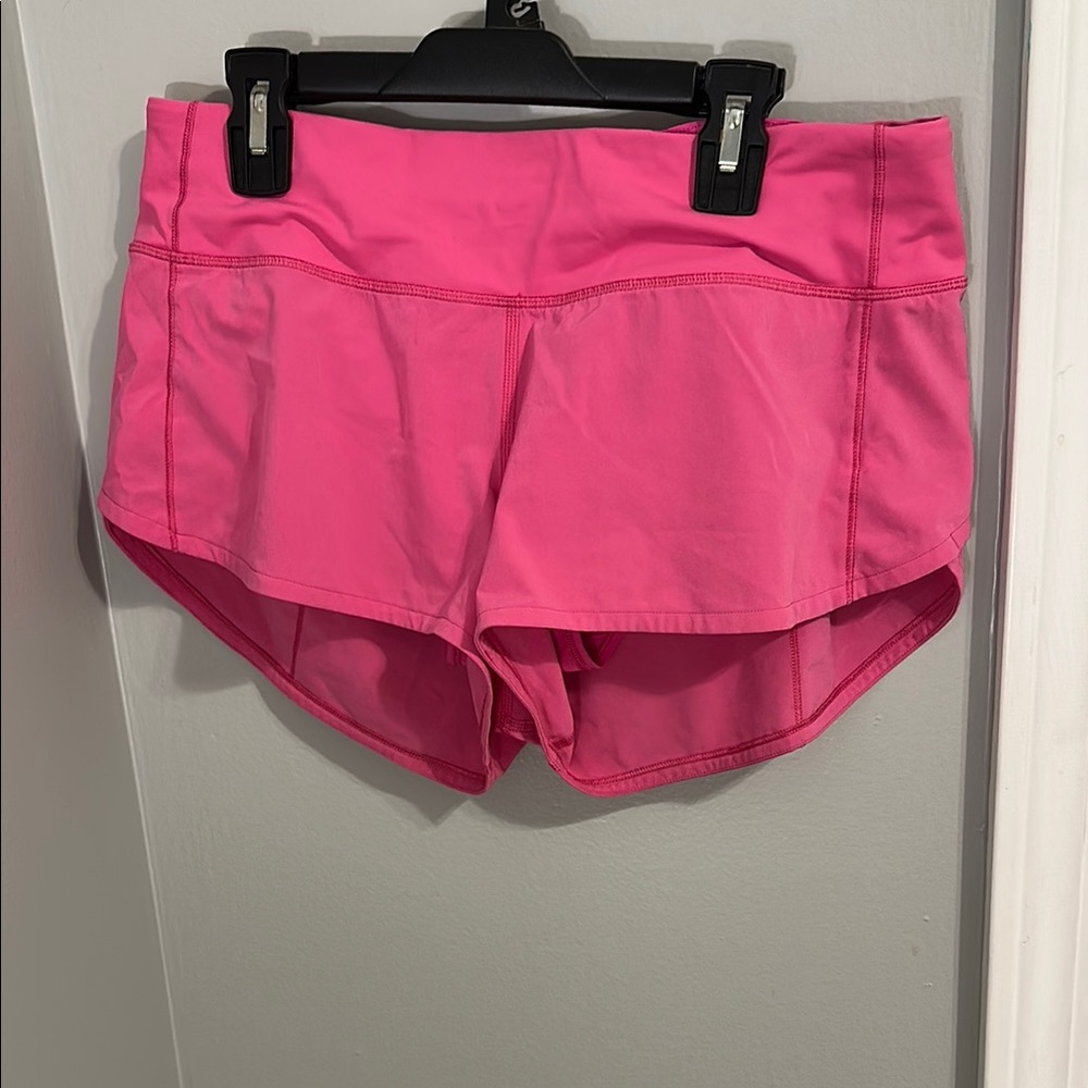 Speed up low-rise Lululemon shorts 2.5”